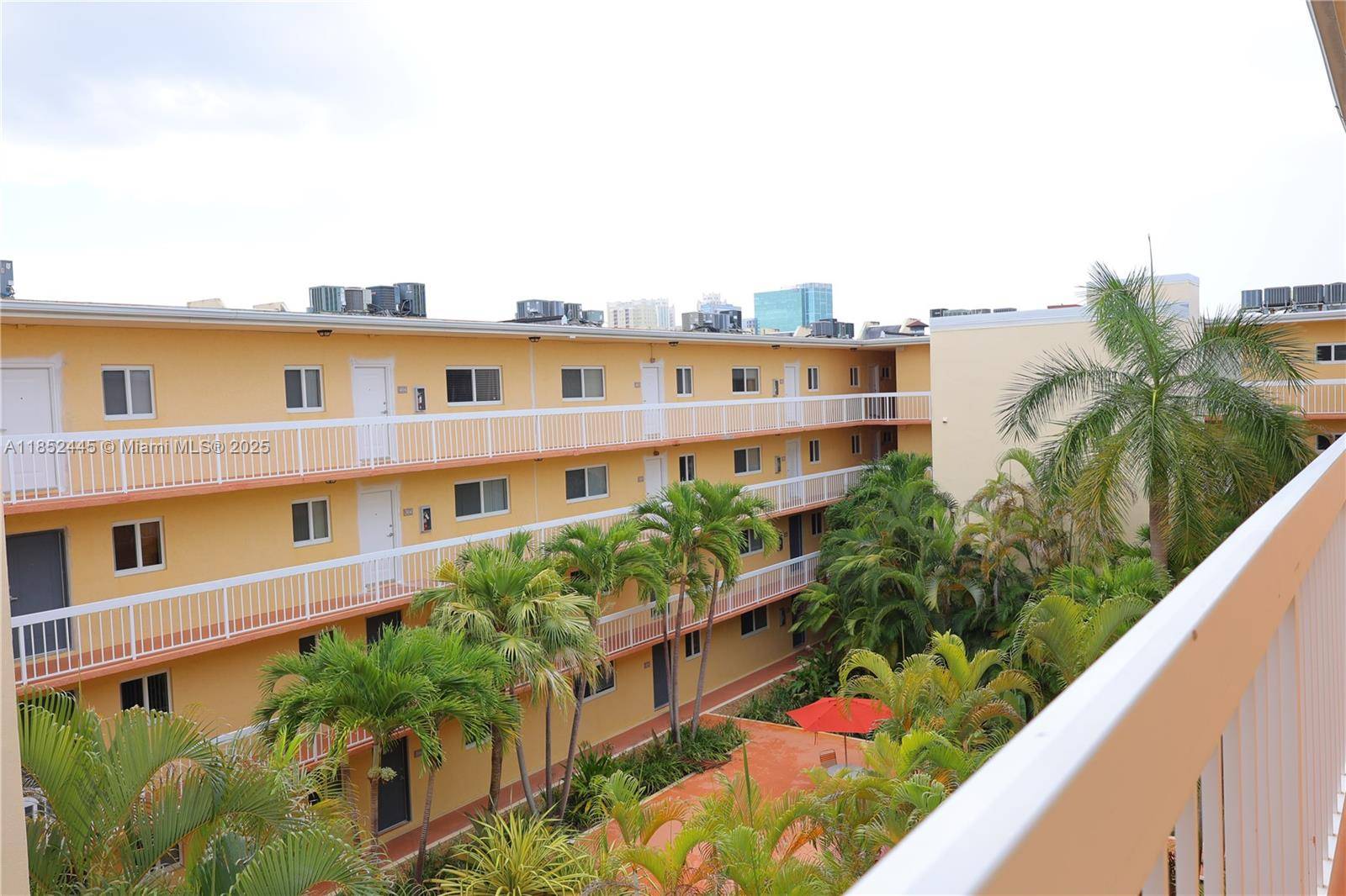 Miami, FL 33143,7815 Camino Real #I-414