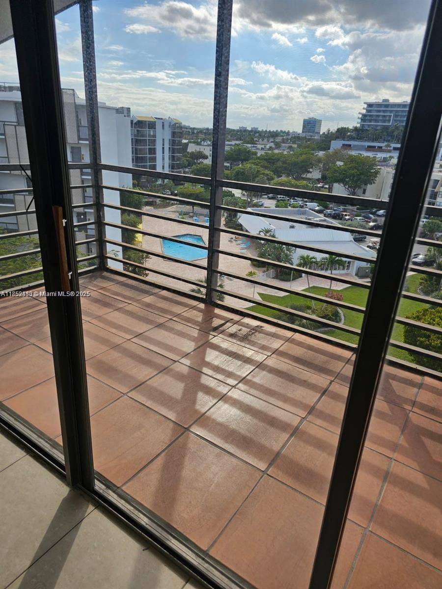 Aventura, FL 33180,20500 W Country Club Dr #804