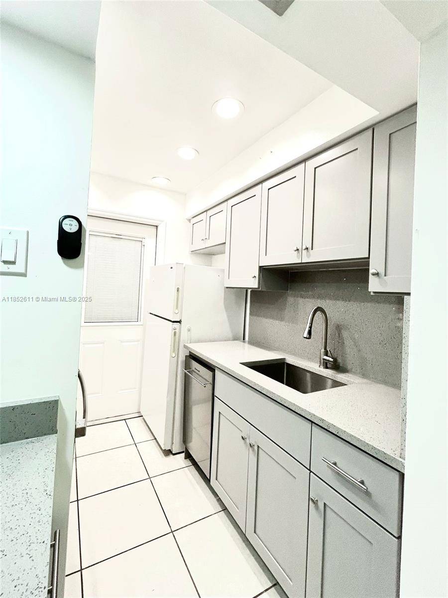 Hollywood, FL 33020,1431 S 14th Ave #105