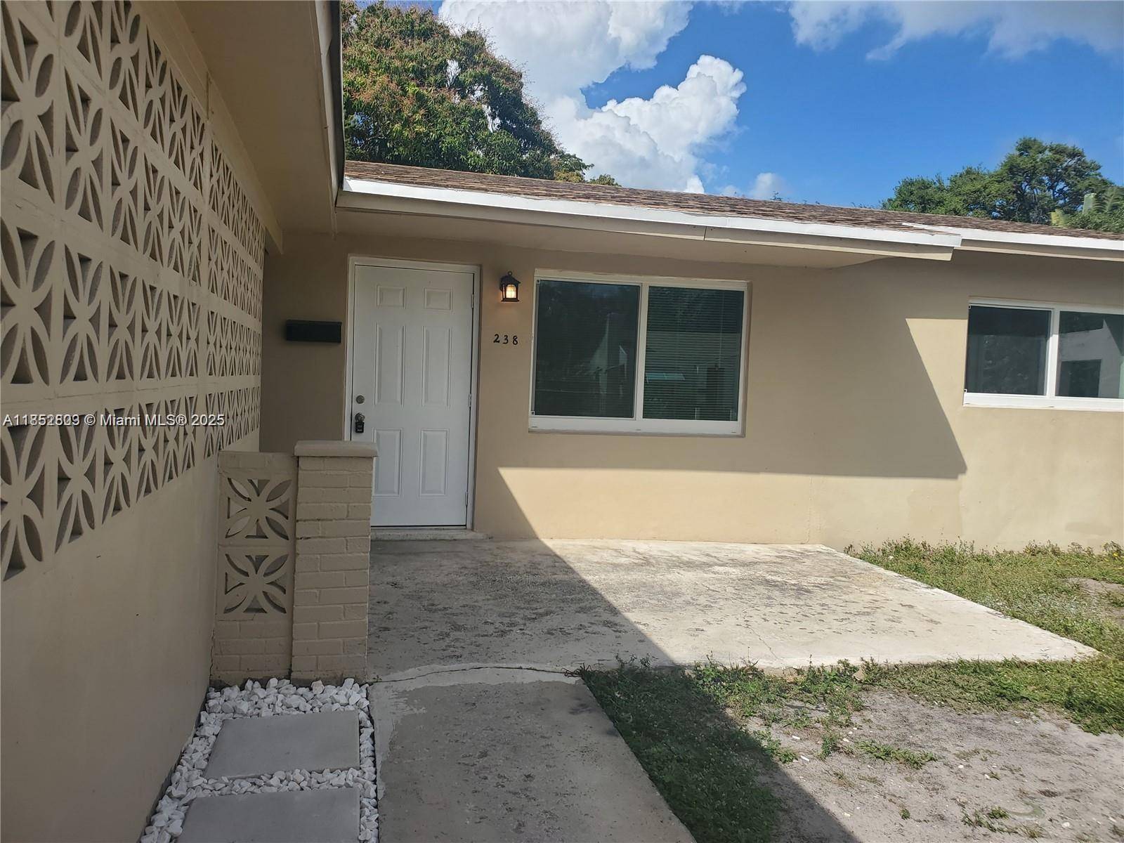 Dania Beach, FL 33004,238 SW 6th St