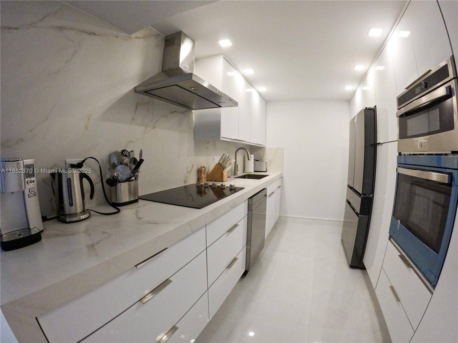 Miami Beach, FL 33140,6039 Collins Ave #715