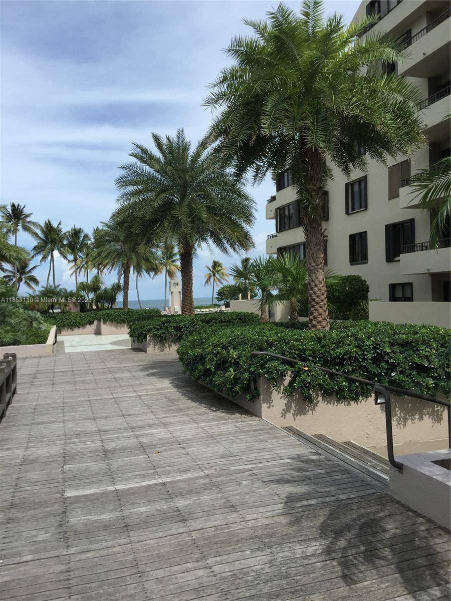 Key Biscayne, FL 33149,201 Crandon Blvd #207