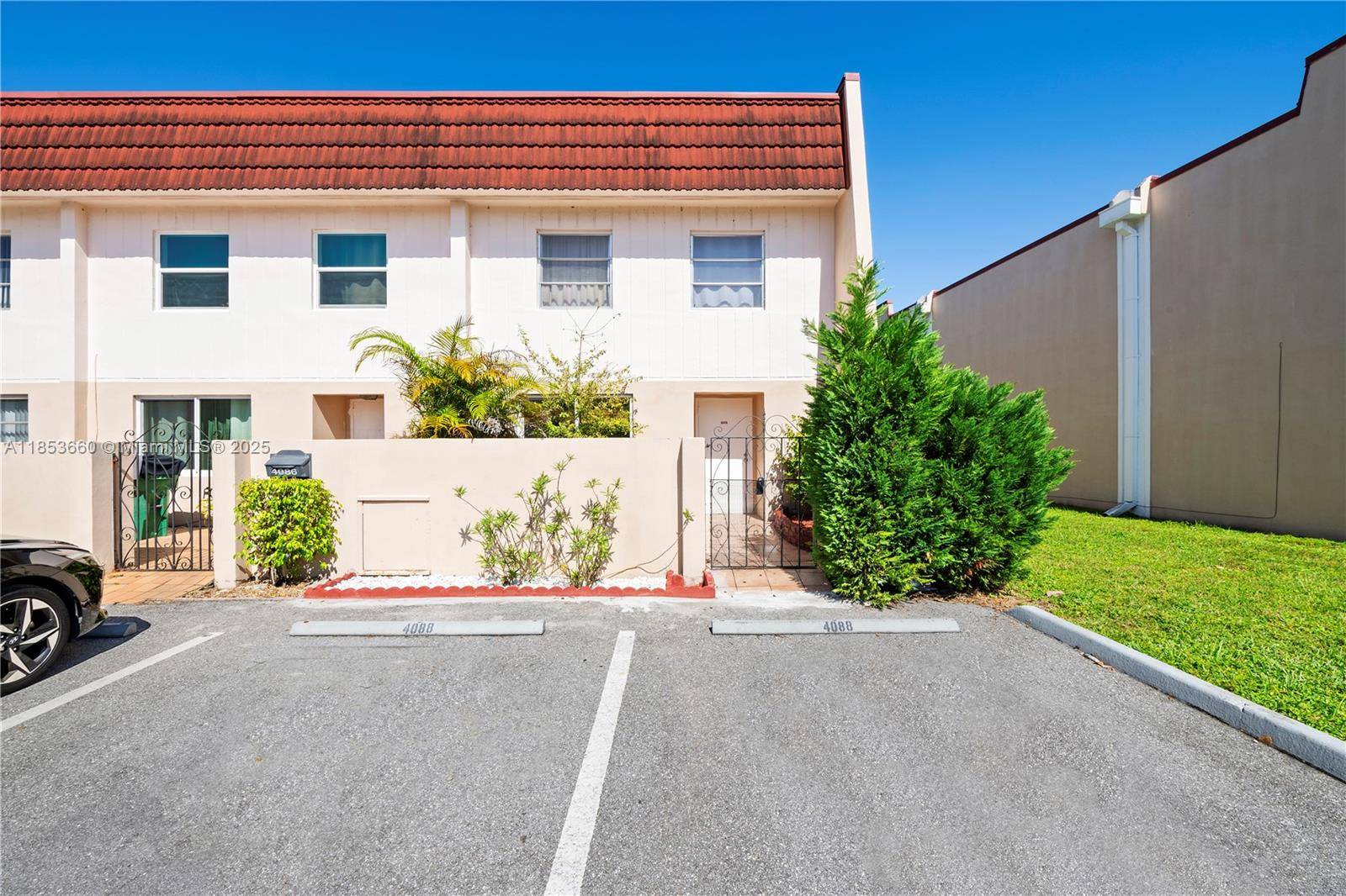 Lauderhill, FL 33319,4088 Inverrary Dr #11F