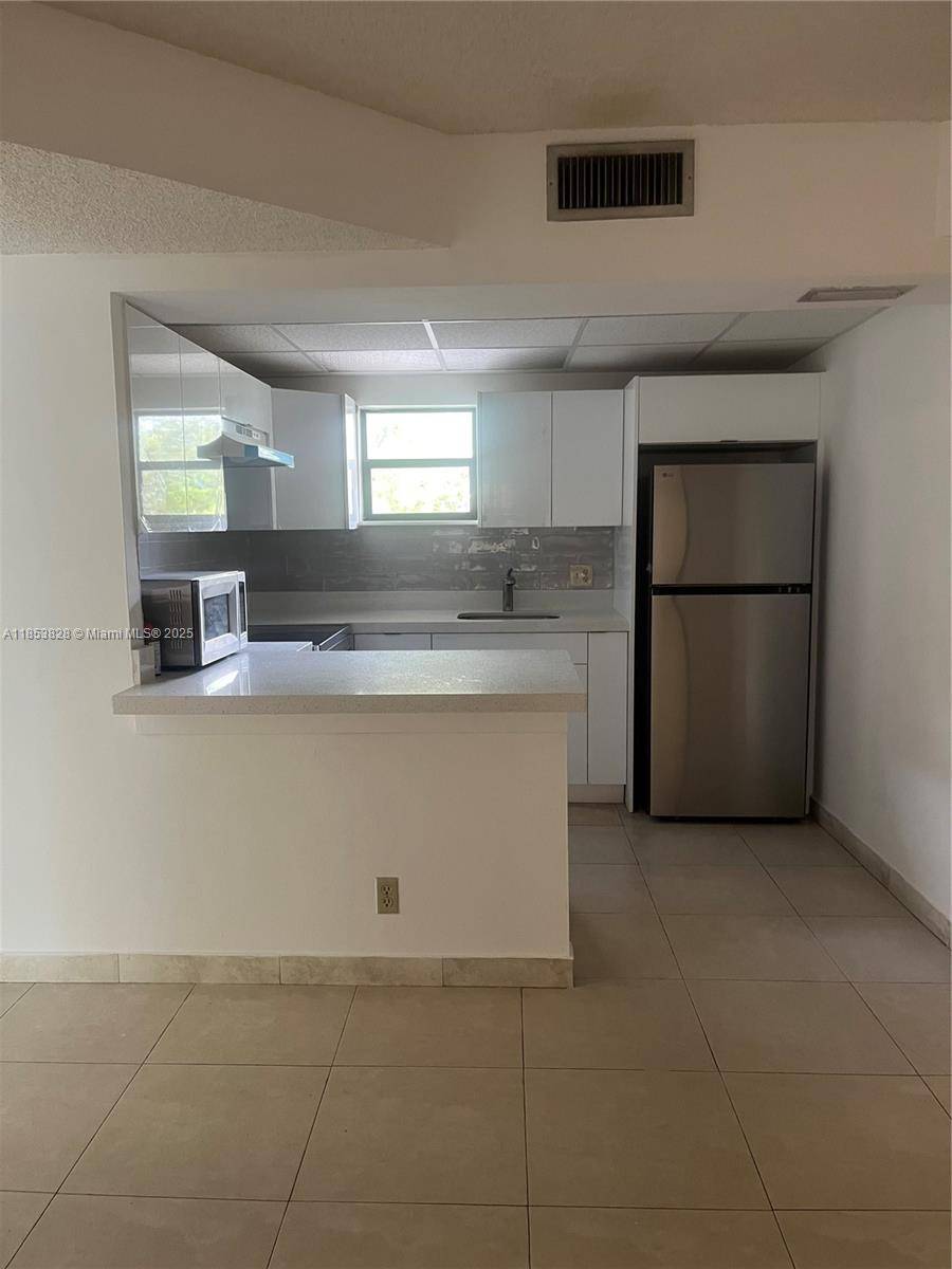 Doral, FL 33166,8290 Lake Dr #317