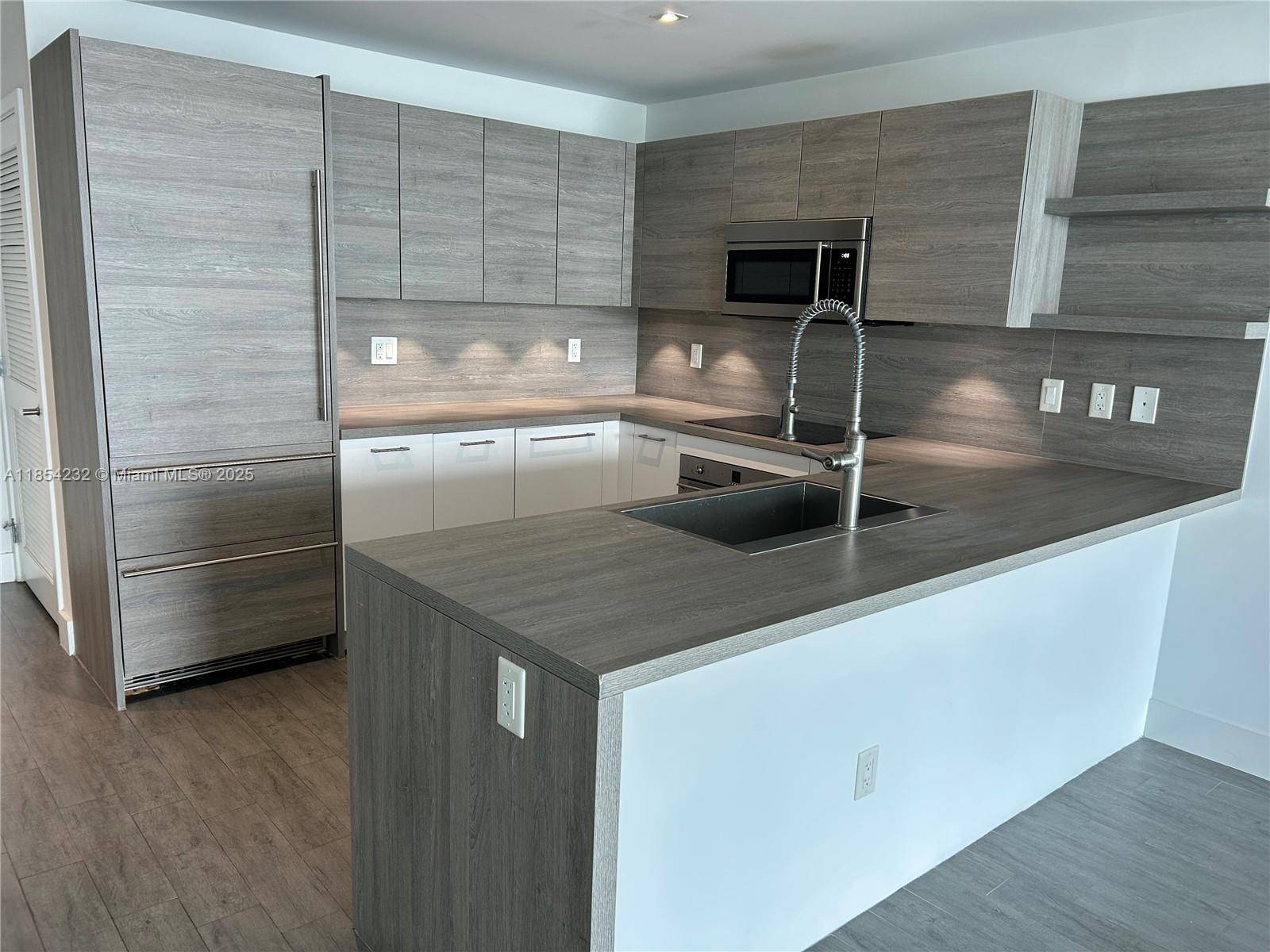 Sunny Isles Beach, FL 33160,400 Sunny Isles Blvd #2007