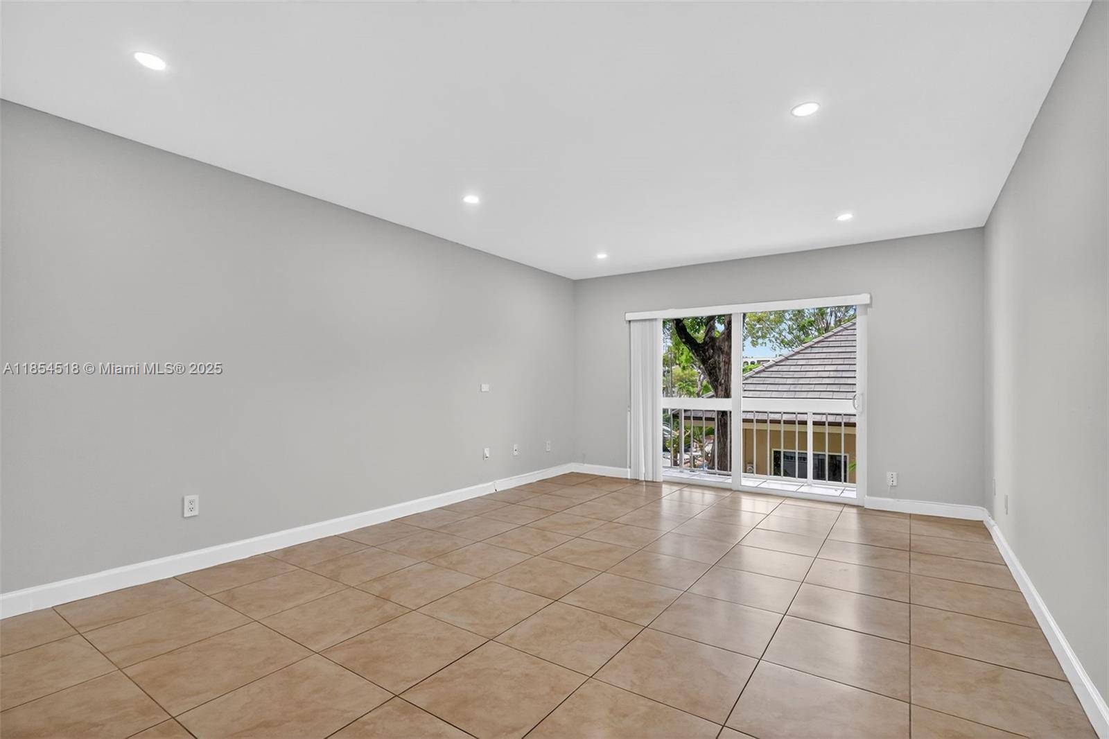 Miami, FL 33143,7705 Camino Real #B204