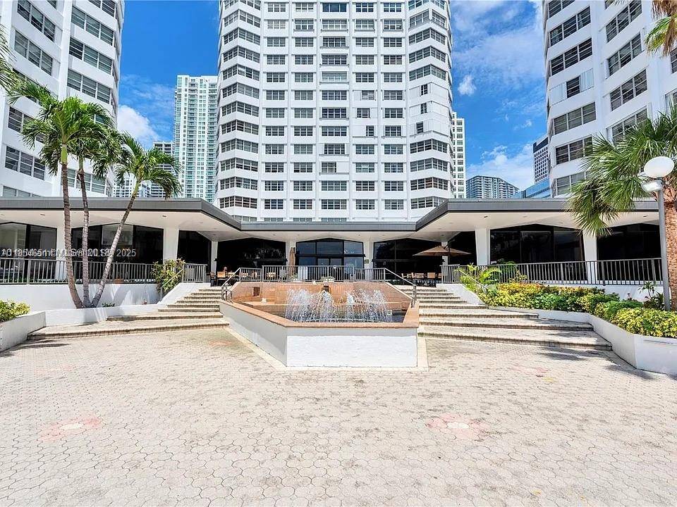 Miami, FL 33131,905 Brickell Bay Dr #1522
