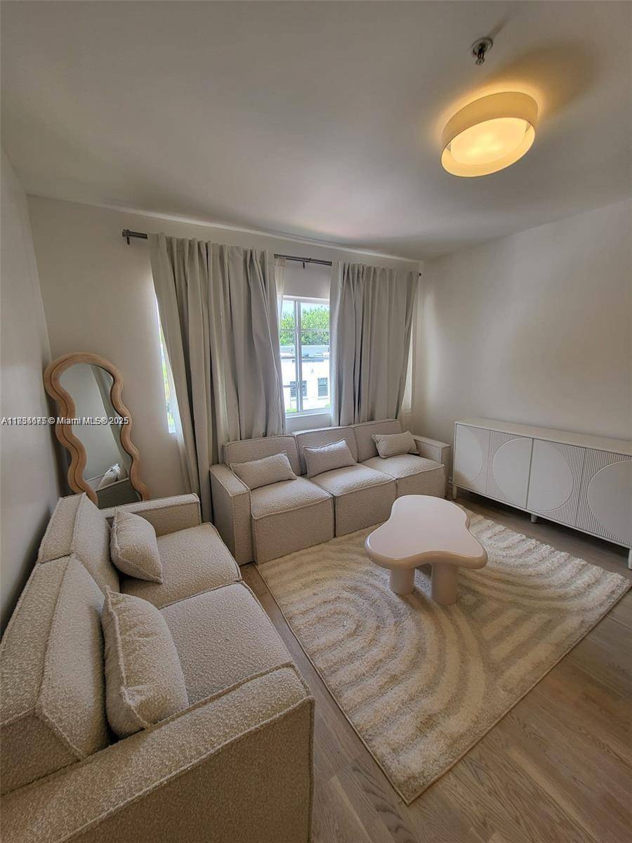 Miami Beach, FL 33139,810 7th St #206