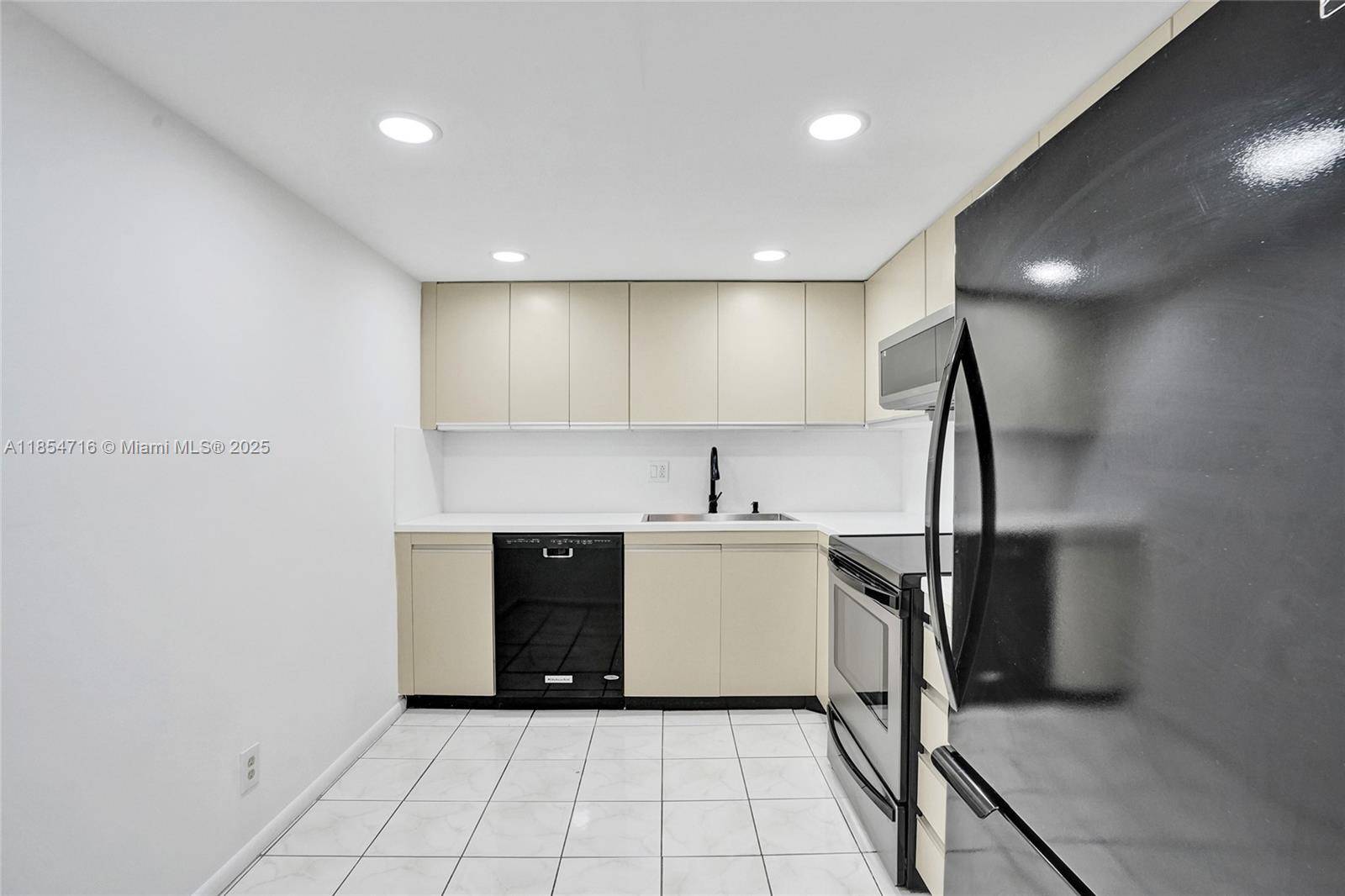 Hallandale Beach, FL 33009,2500 Parkview Dr #1811