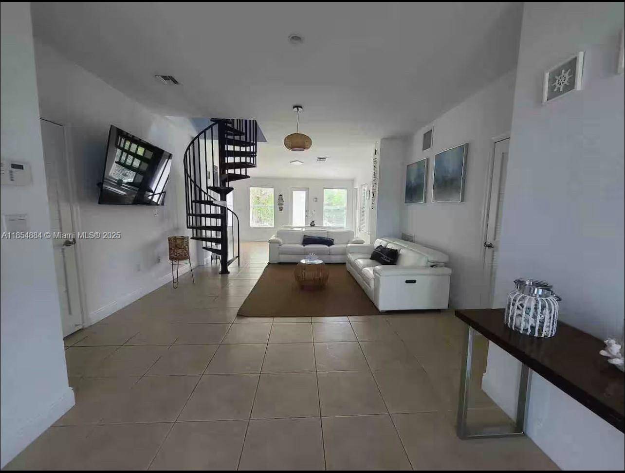 Key Largo, FL 33037,350 Hazel St