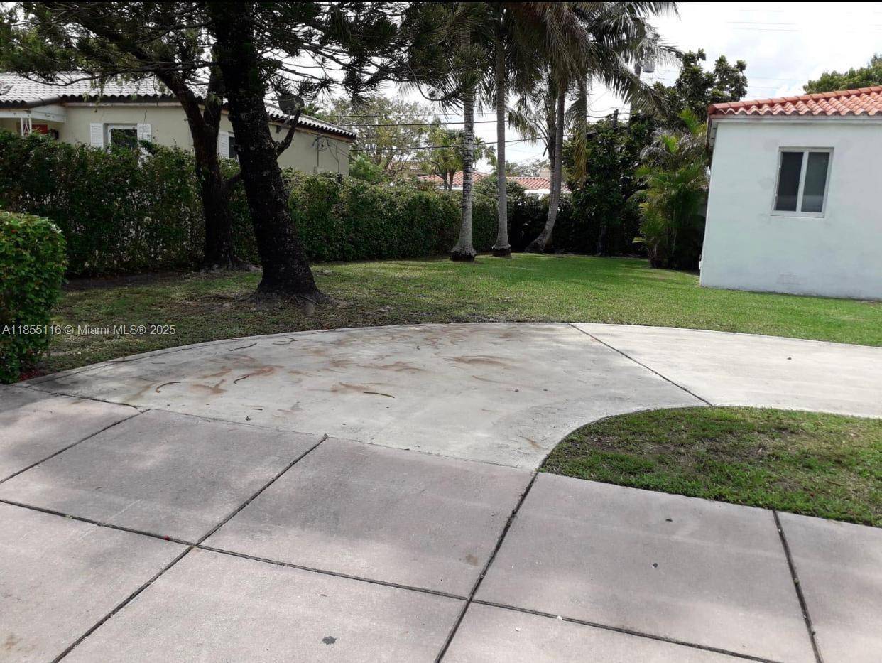 Coral Gables, FL 33134,702 Boabadilla St