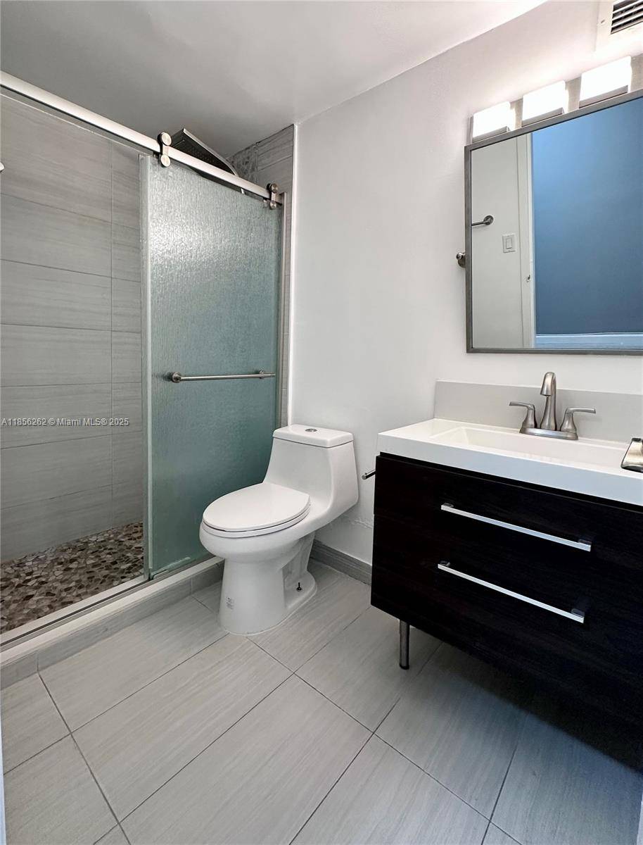 Miami, FL 33131,999 Brickell Bay Dr #709