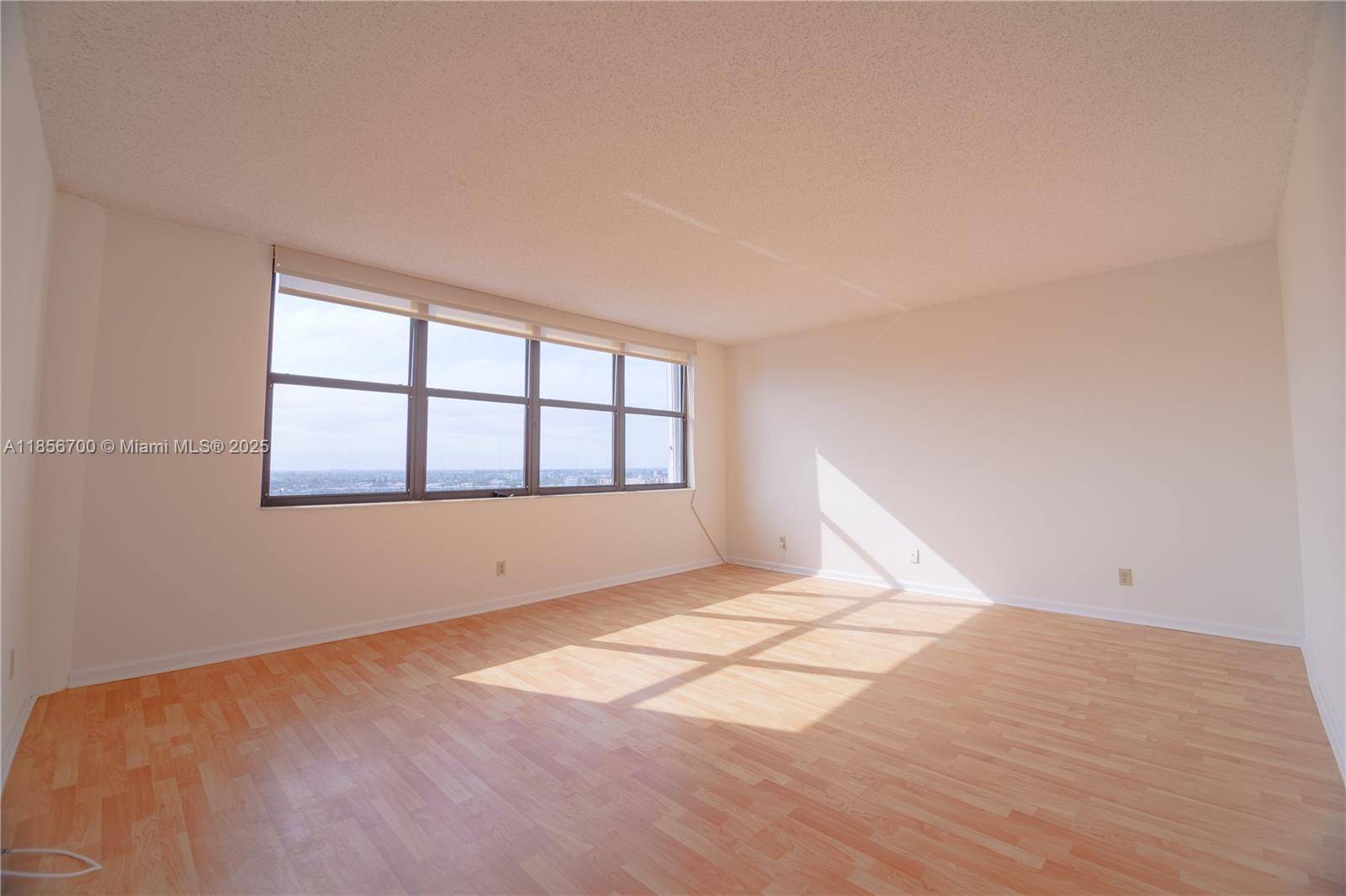 Hallandale Beach, FL 33009,300 Three Islands Blvd #516