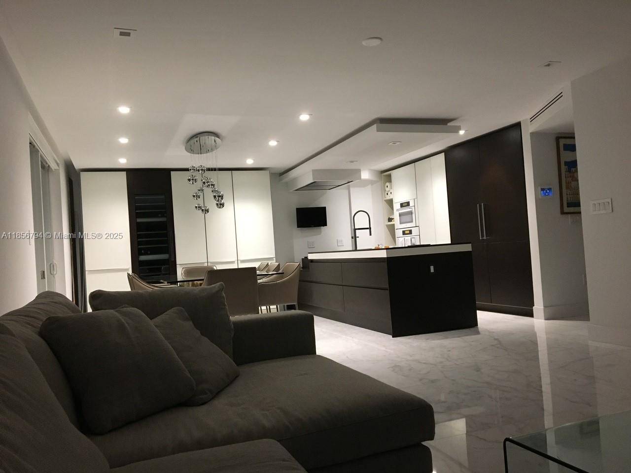 Key Biscayne, FL 33149,177 ocean lane dr #709