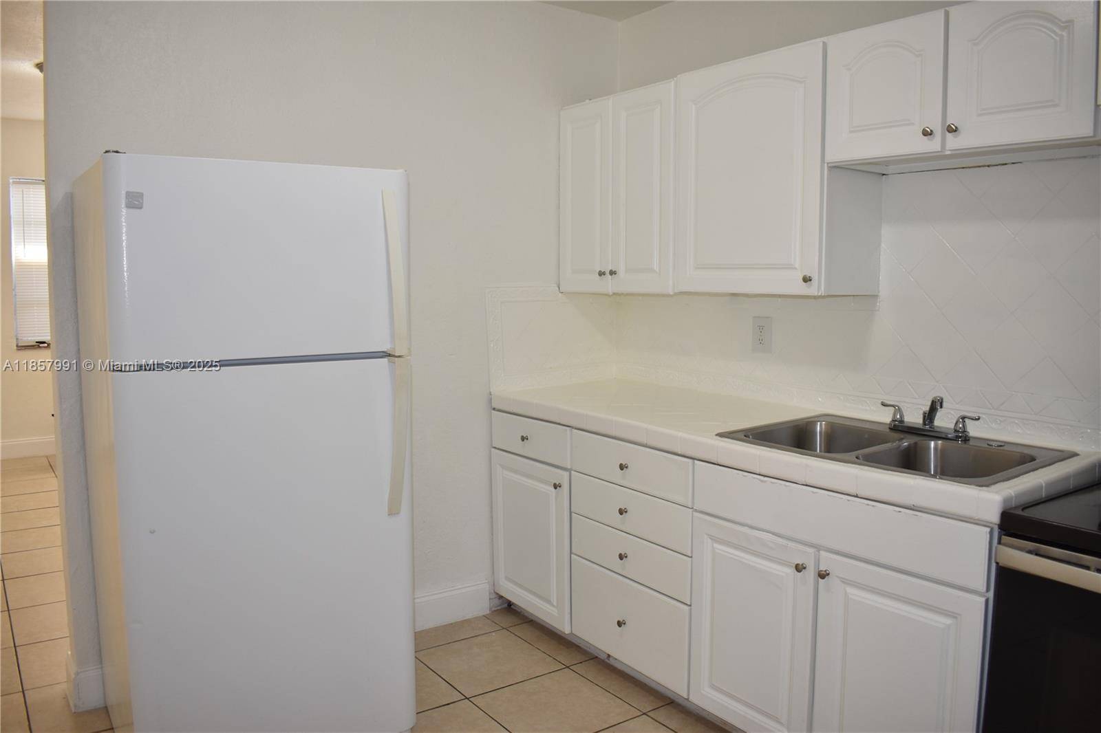 Hallandale Beach, FL 33009,633 NW 6th Ct #1N