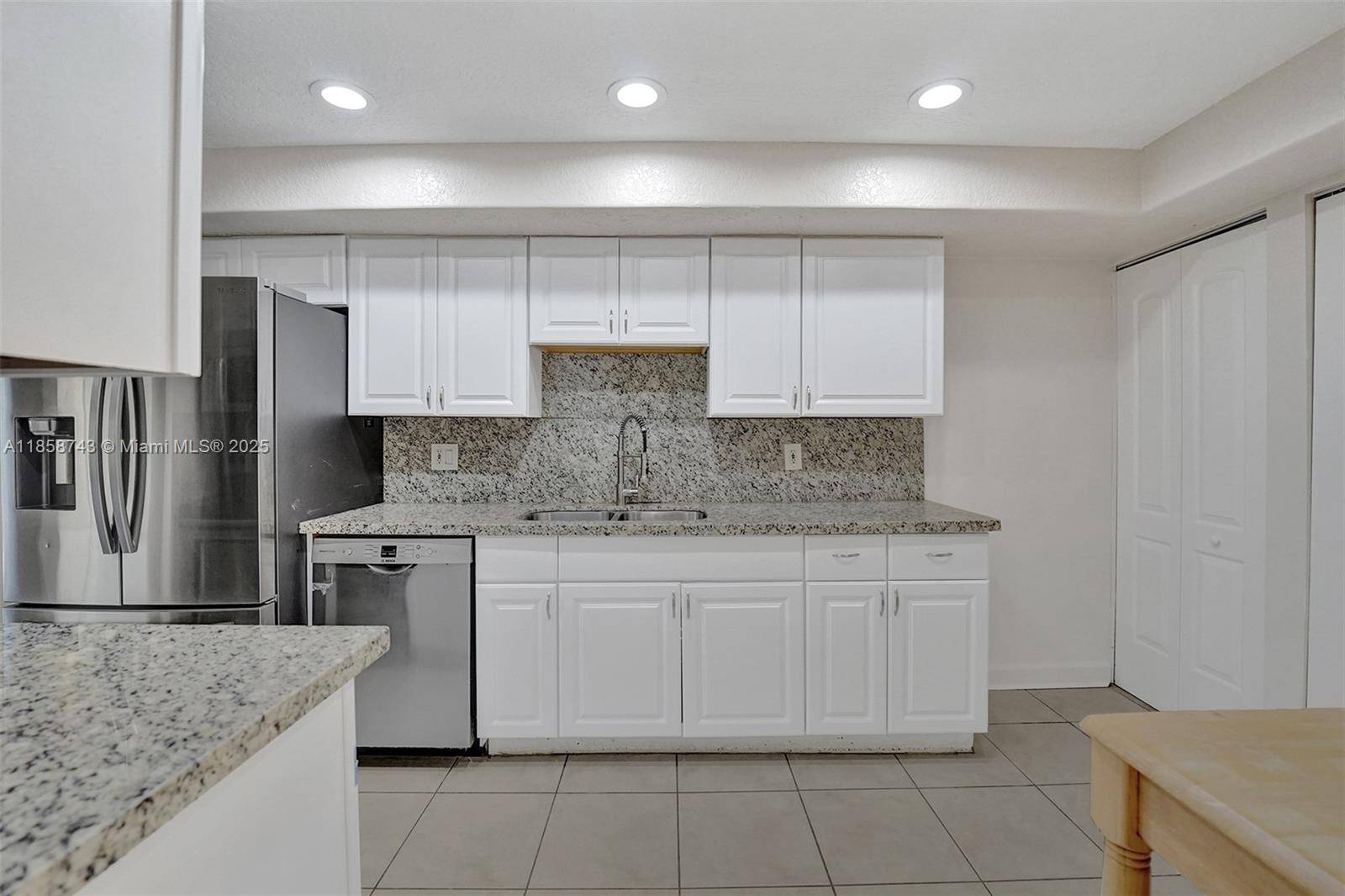 Plantation, FL 33324,760 E Coco Plum Cir #7