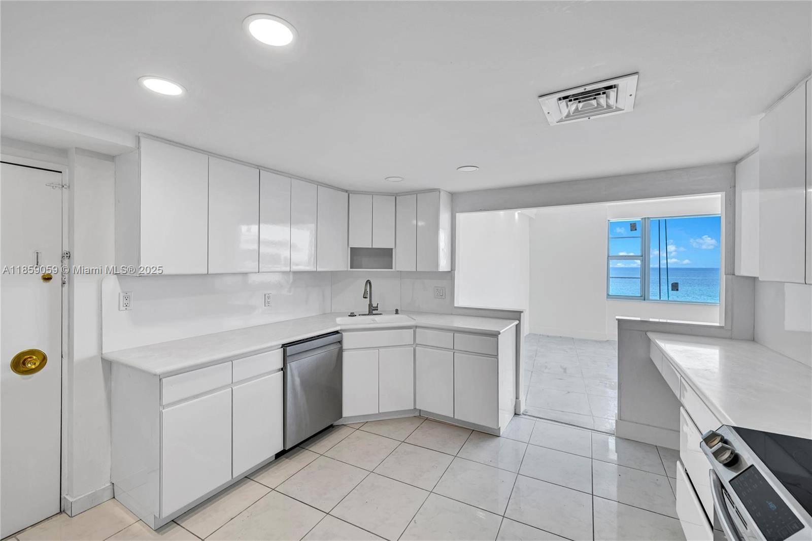 Miami Beach, FL 33140,5255 Collins Ave #14D