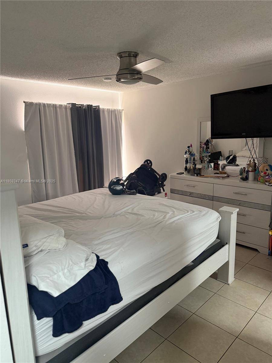 Hialeah, FL 33012,1950 W 54th St #406