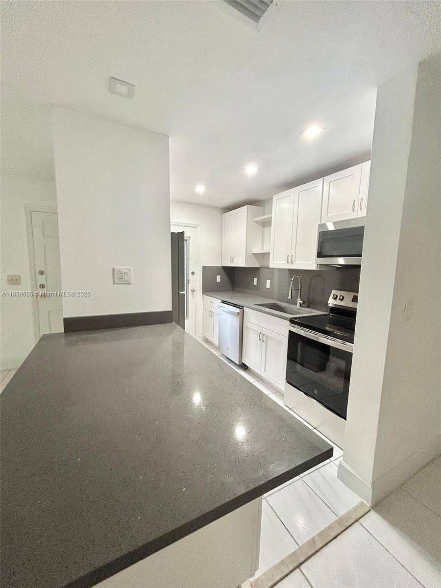 Hollywood, FL 33020,1431 S 14th Ave #104