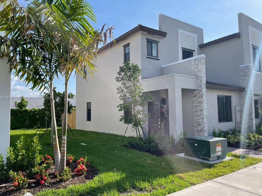 Miami, FL 33179,945 NE 211th St
