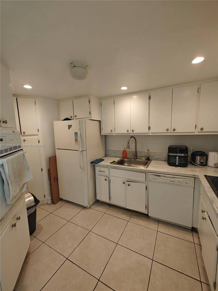 Miami, FL 33131,825 Brickell Bay Dr #1042
