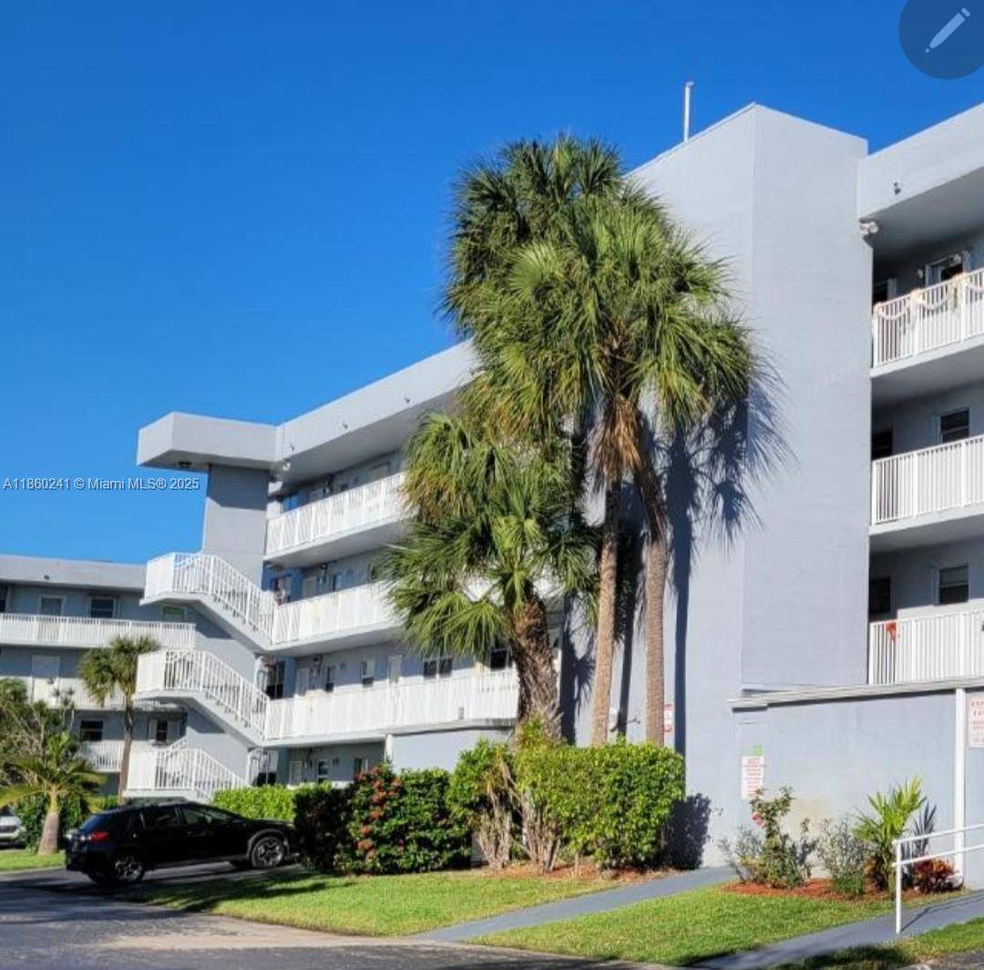 Oakland Park, FL 33309,120 Royal Park Dr #3B
