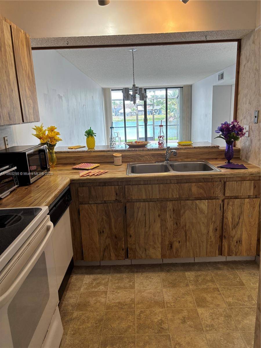 Pembroke Pines, FL 33026,11001 N Lakeview Dr #11001