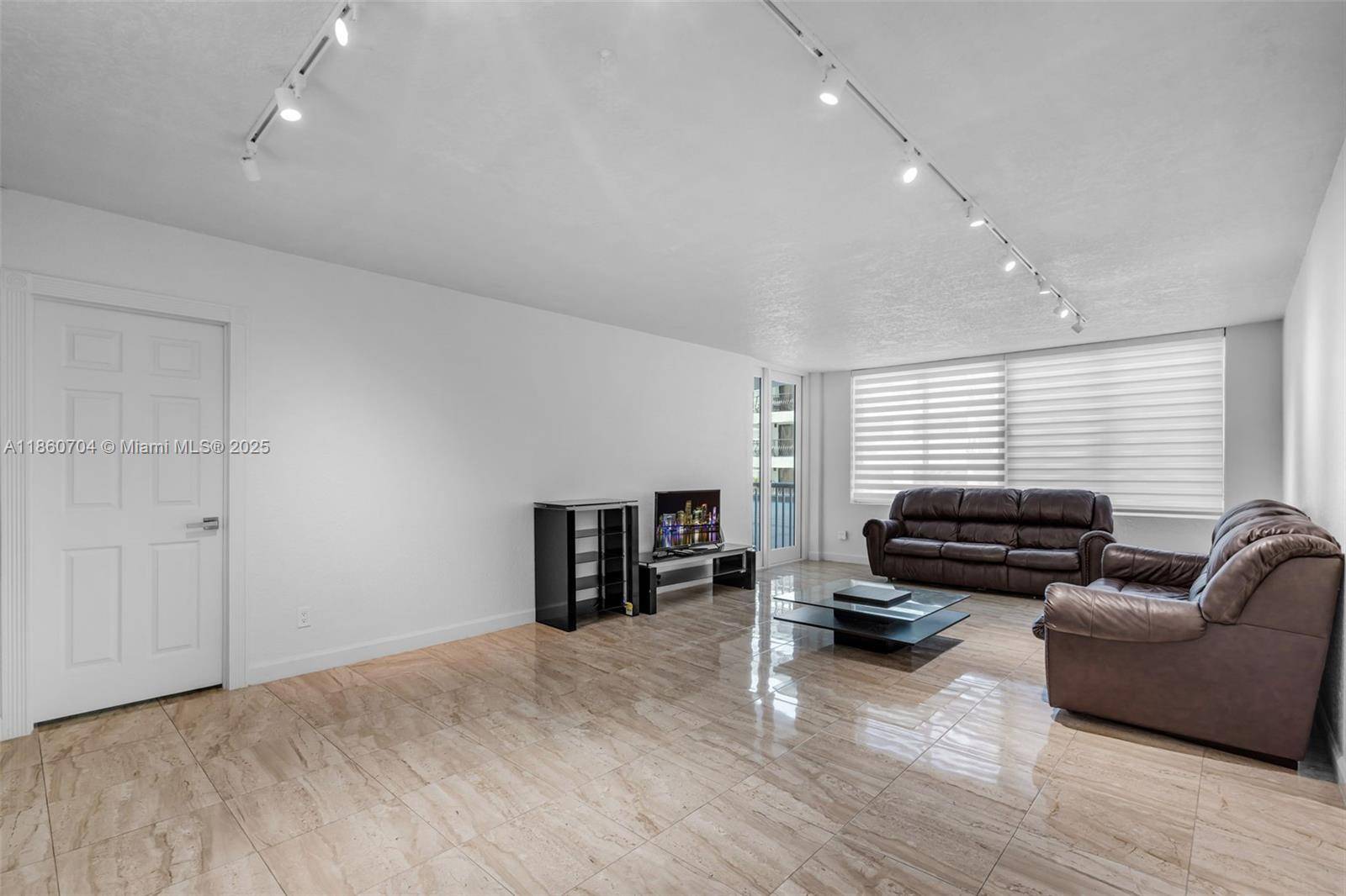 Miami Beach, FL 33140,5401 Collins Ave #211