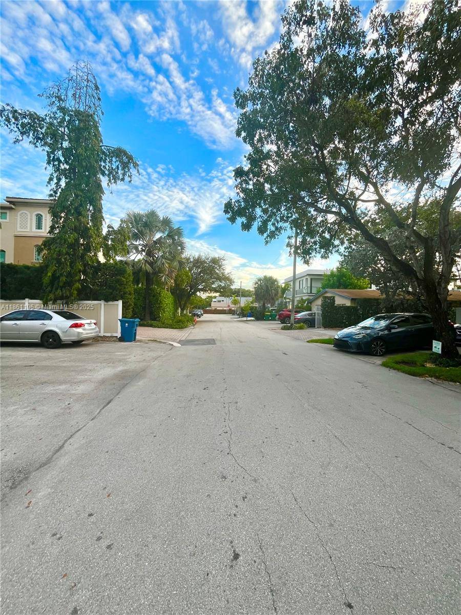 Fort Lauderdale, FL 33304,618 NE 8th Ave #2