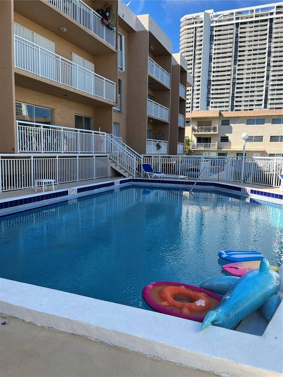 North Miami Beach, FL 33160,17051 NE 35th Ave #202