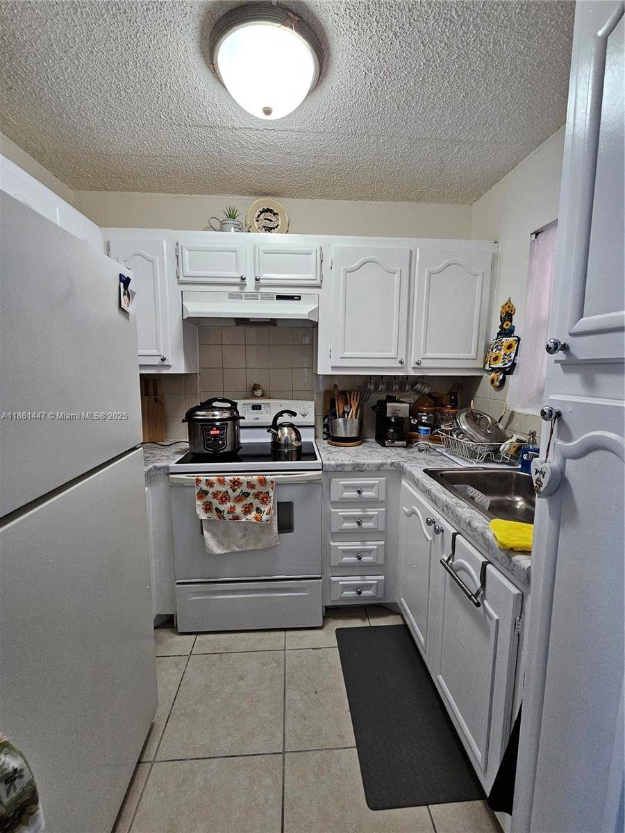 Miami, FL 33144,6820 W Flagler St #202