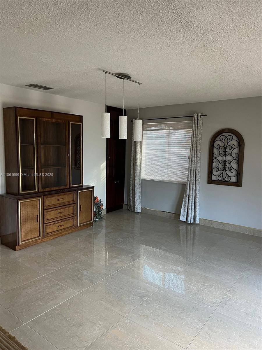 Hollywood, FL 33019,1041 Washington St