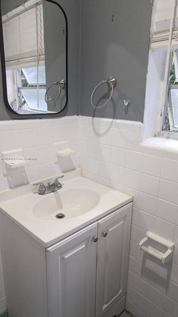 Miami Beach, FL 33140,2822 Pine Tree Dr #7
