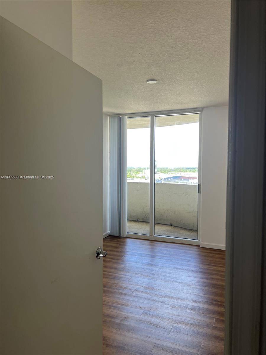 Aventura, FL 33180,19501 W Country Club Dr #1411