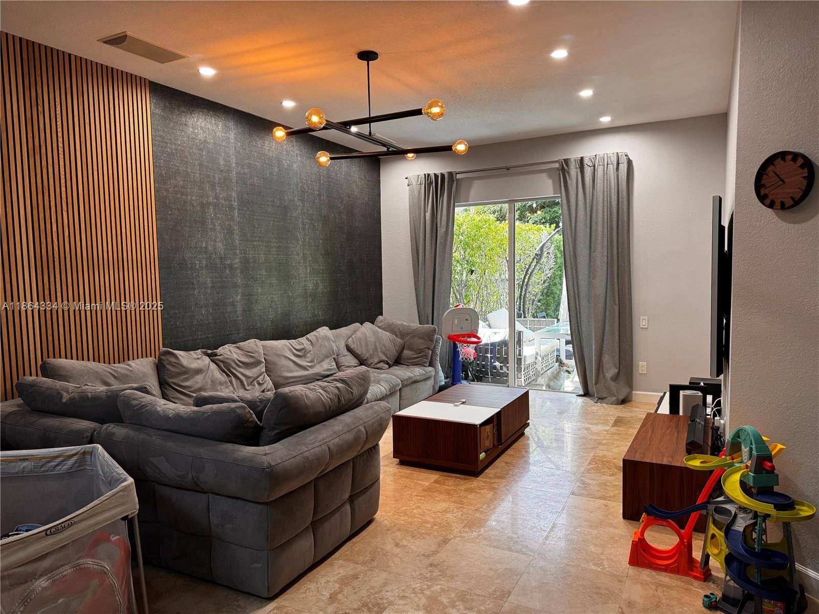 Hollywood, FL 33019,876 W Spinnaker Dr W
