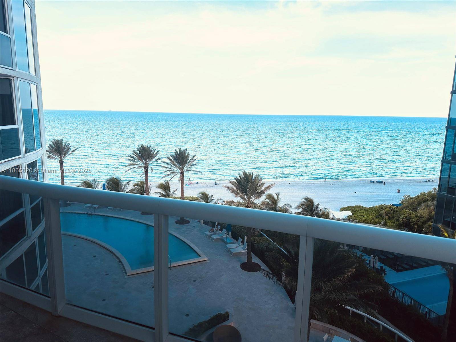 FL 33160,17201 Collins Ave #904