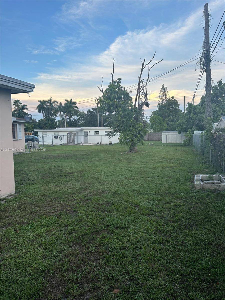 Hollywood, FL 33023,6112 Mayo St