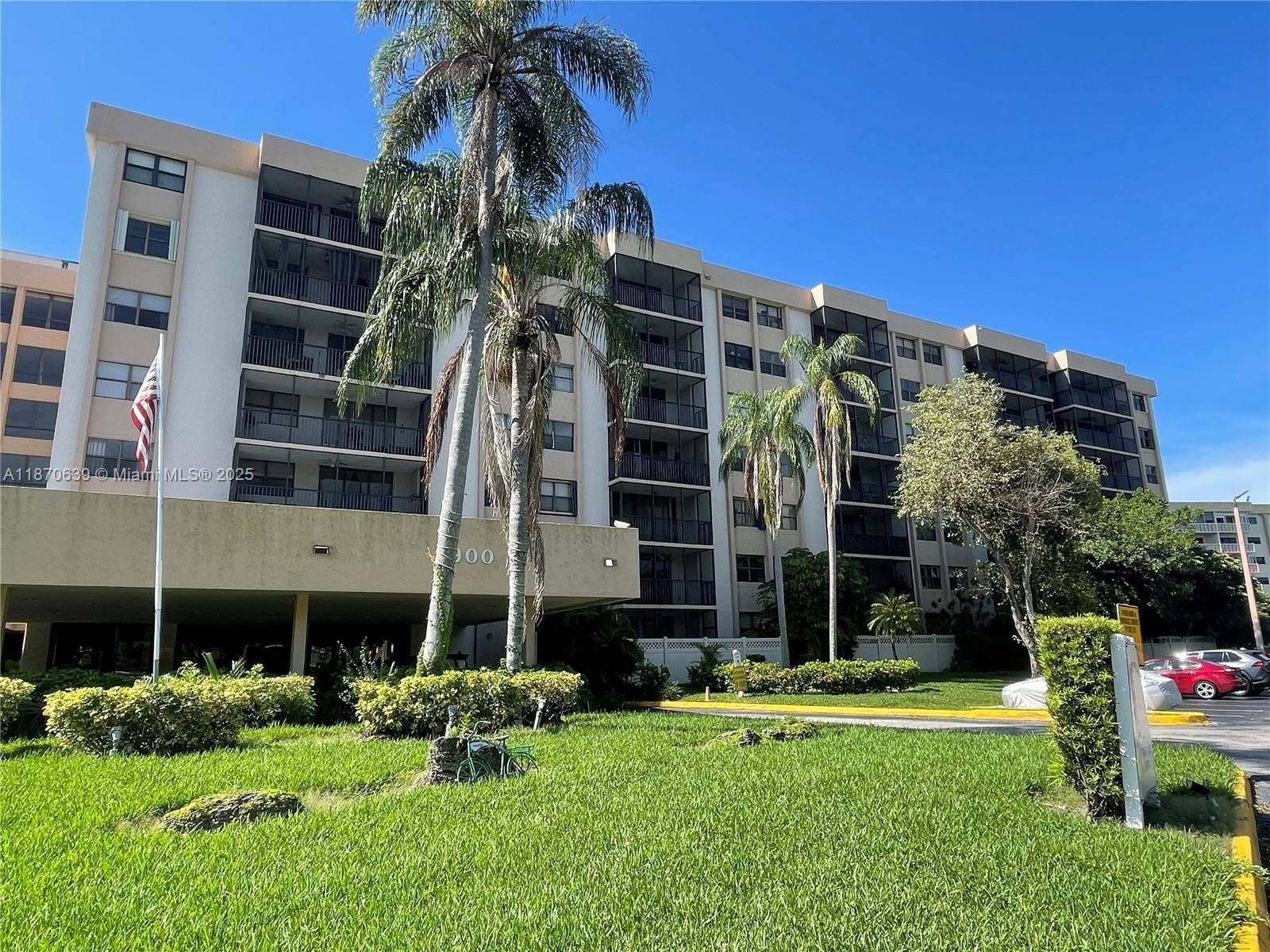 Miami, FL 33179,900 NE 195th St #703