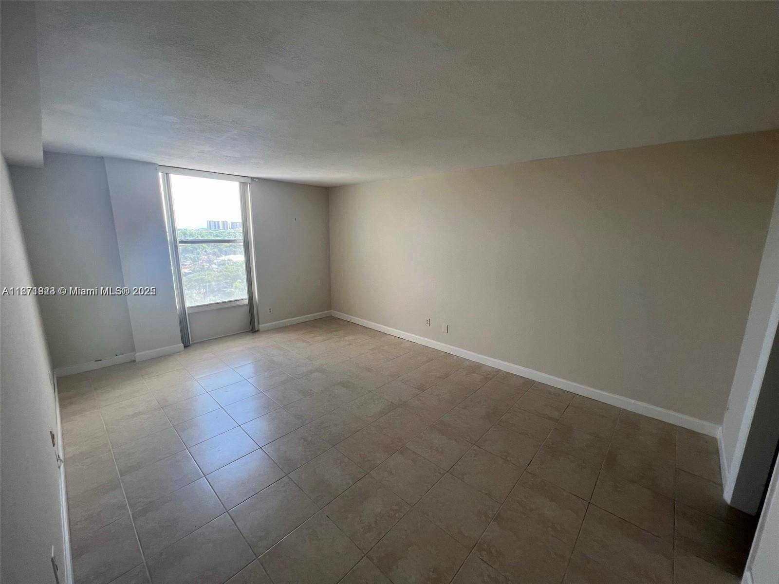 North Miami, FL 33181,2000 NE 135th St #905