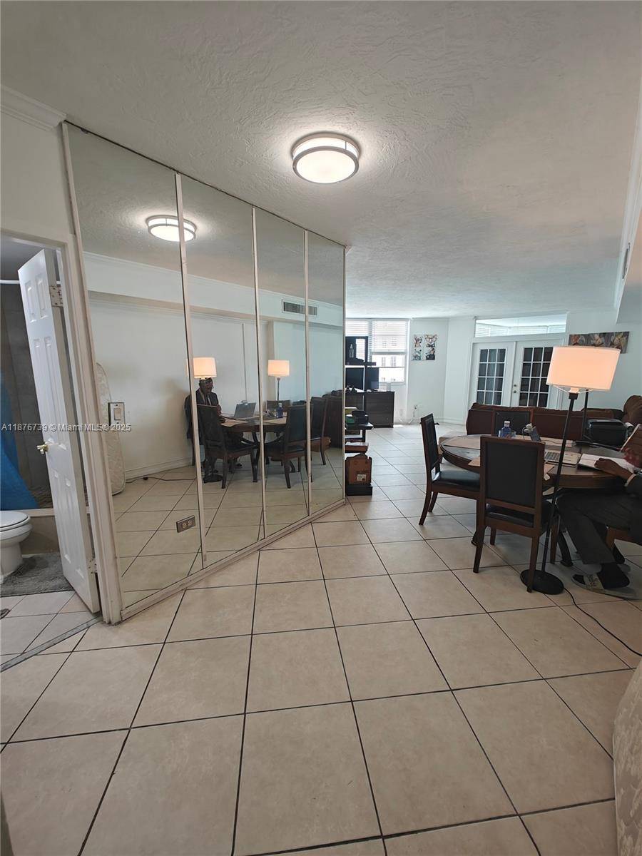 Miami, FL 33131,825 Brickell Bay Dr #1042