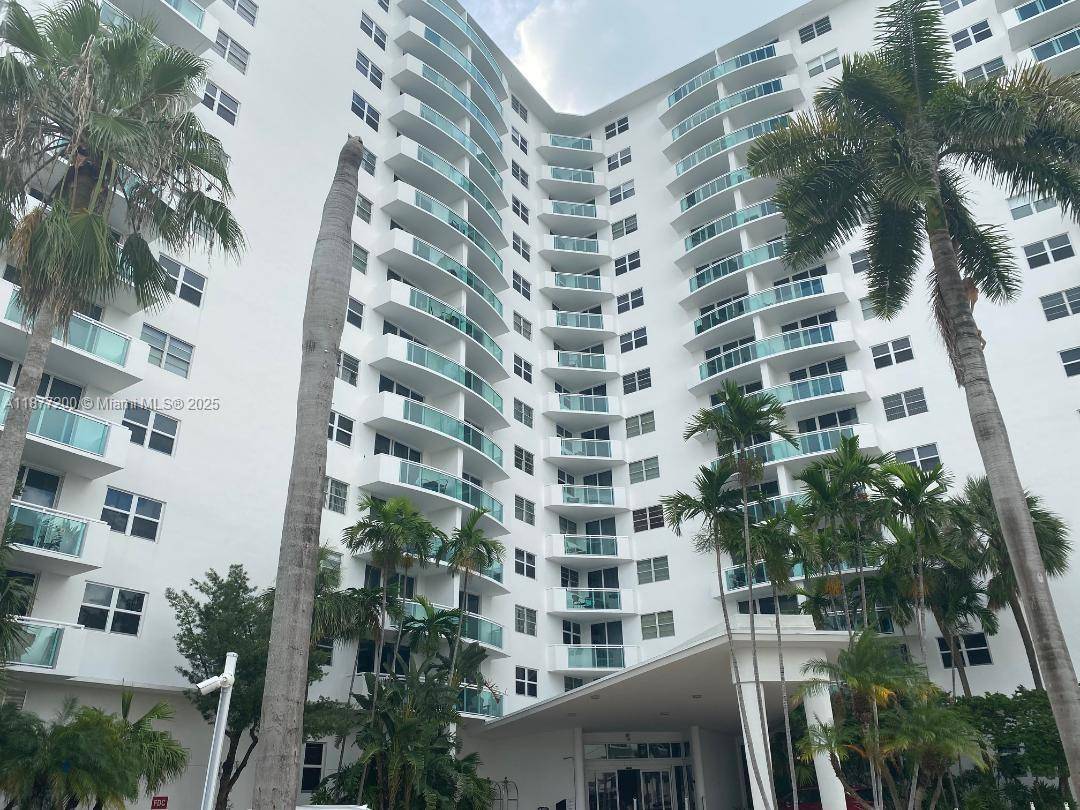 Hollywood, FL 33019,3001 S Ocean Dr #833