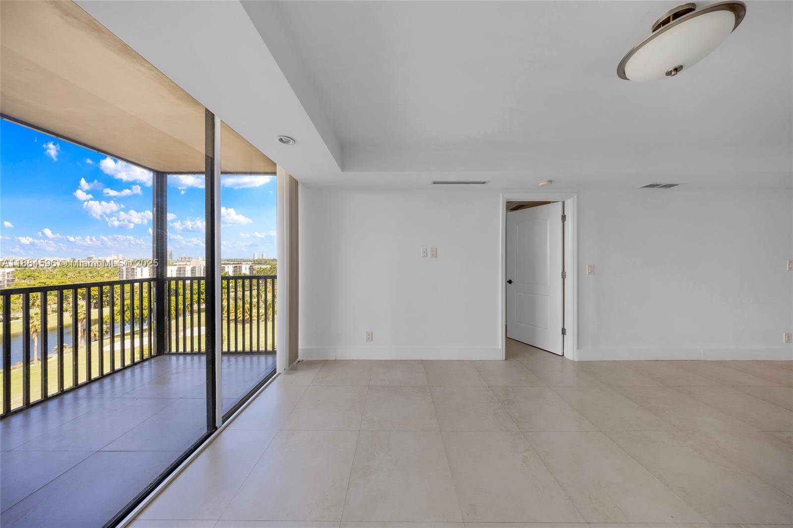 Aventura, FL 33180,20301 W Country Club Dr #1122