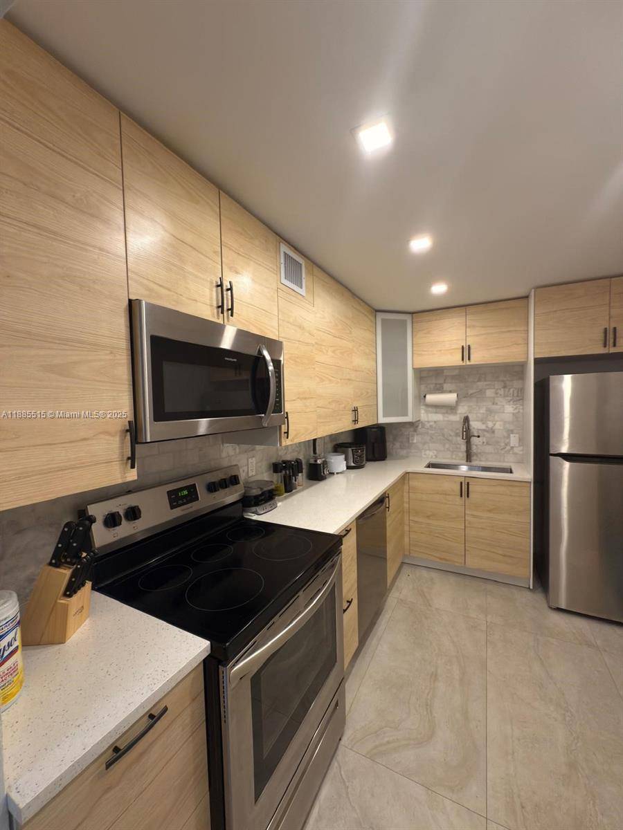 Hallandale Beach, FL 33009,3113 S Ocean Dr #303