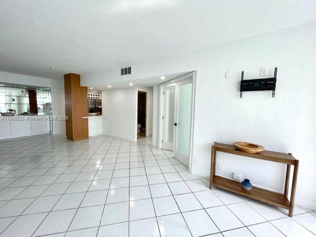 Hollywood, FL 33019,3725 S Ocean Dr #910