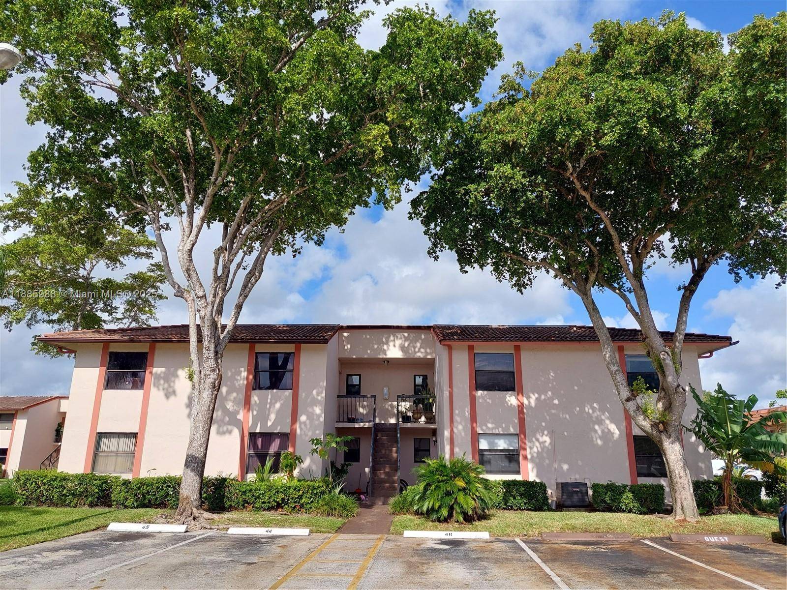 Miami, FL 33179,860 NE 209th Ter #101-33