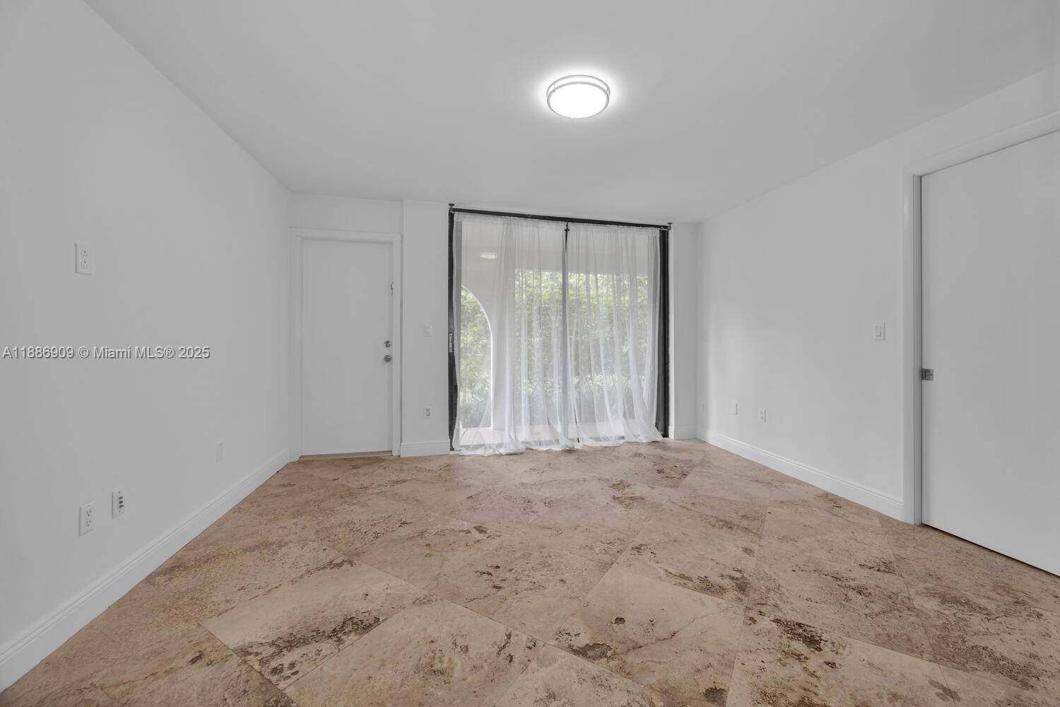 Key Biscayne, FL 33149,450 Grapetree Dr #313