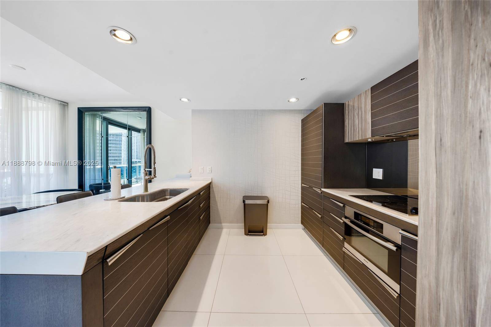 Miami, FL 33131,200 Biscayne blvd Way #503