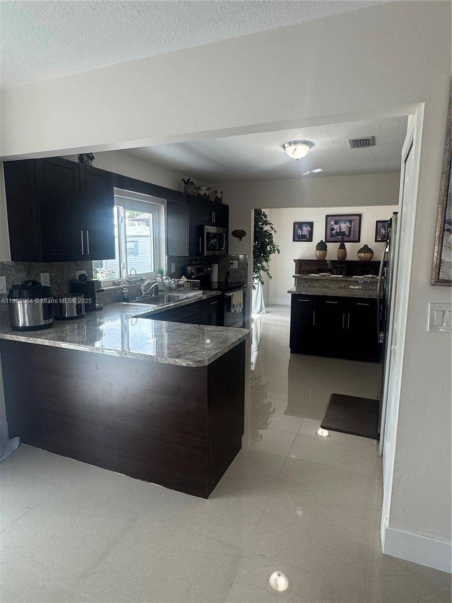Miami, FL 33193,7621 SW 147th Ct