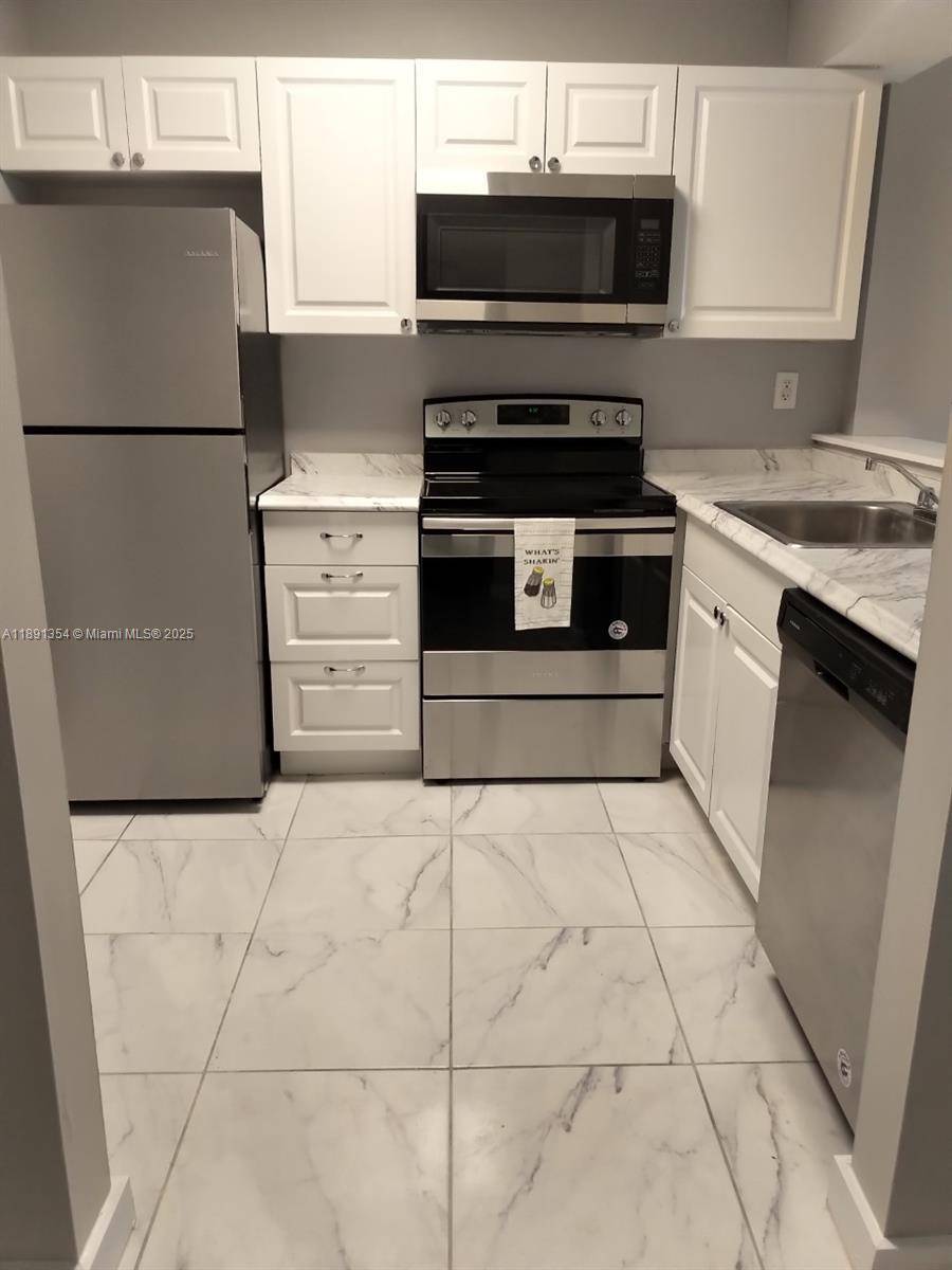 North Miami Beach, FL 33160,16465 NE 22nd Ave #114