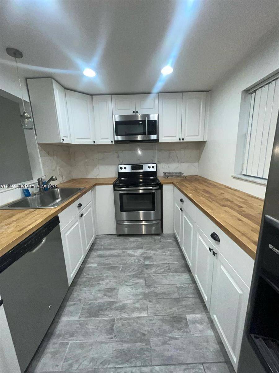 Tamarac, FL 33321,8000 Lagos De Campo Blvd #A-103